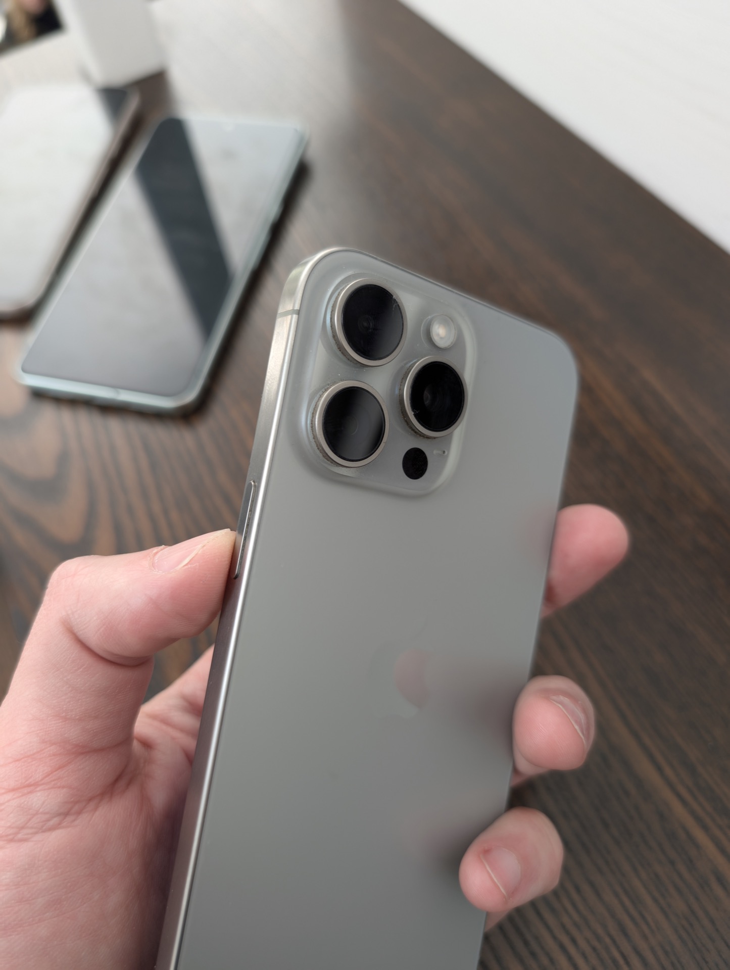 iPhone 15 Pro Max în 2024: Merită Upgrade-ul și Ce Îl Face Special?