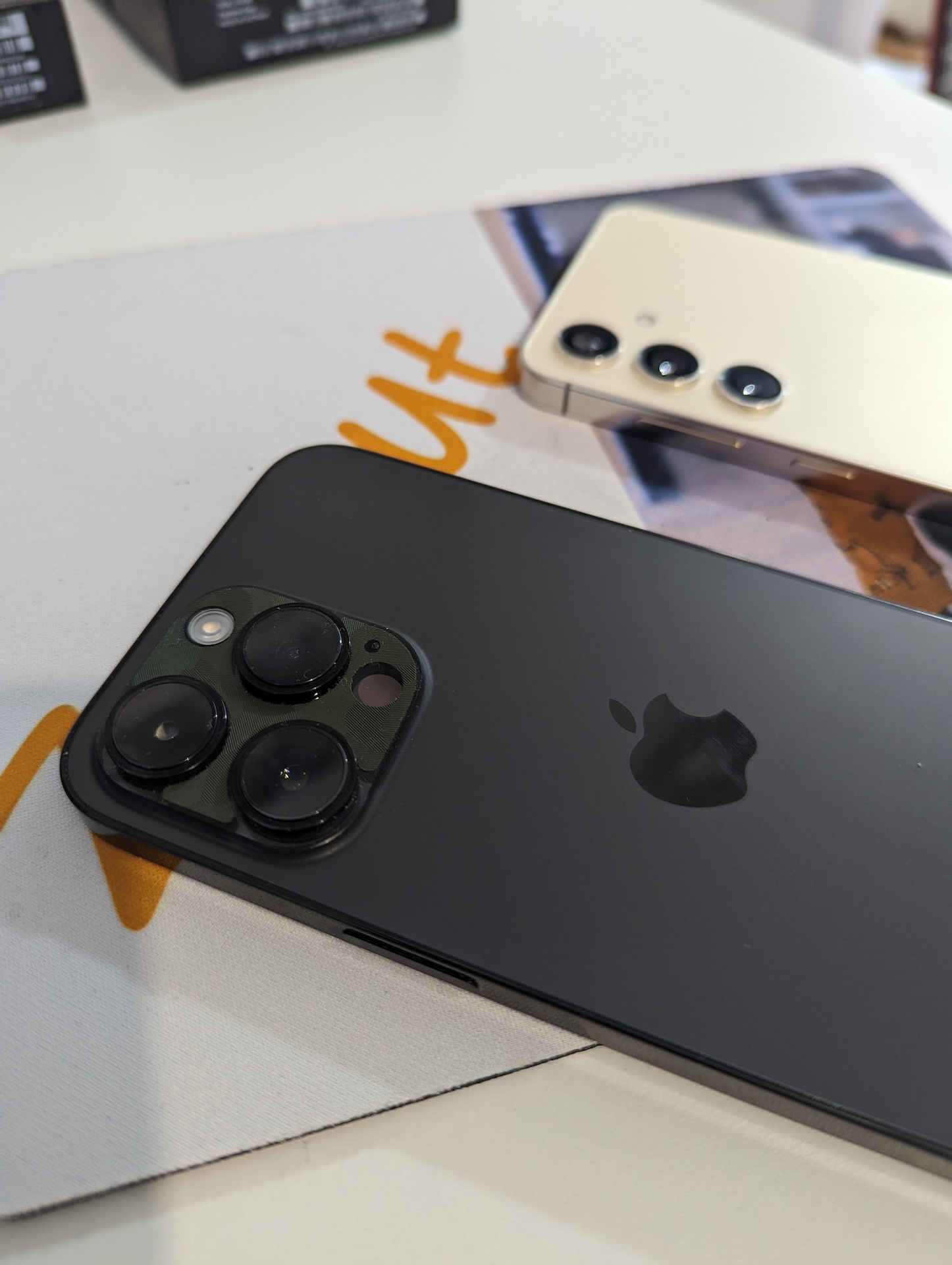 Samsung Galaxy S24 vs iPhone 14 Pro Max: Bătălia Titanilor în 2024