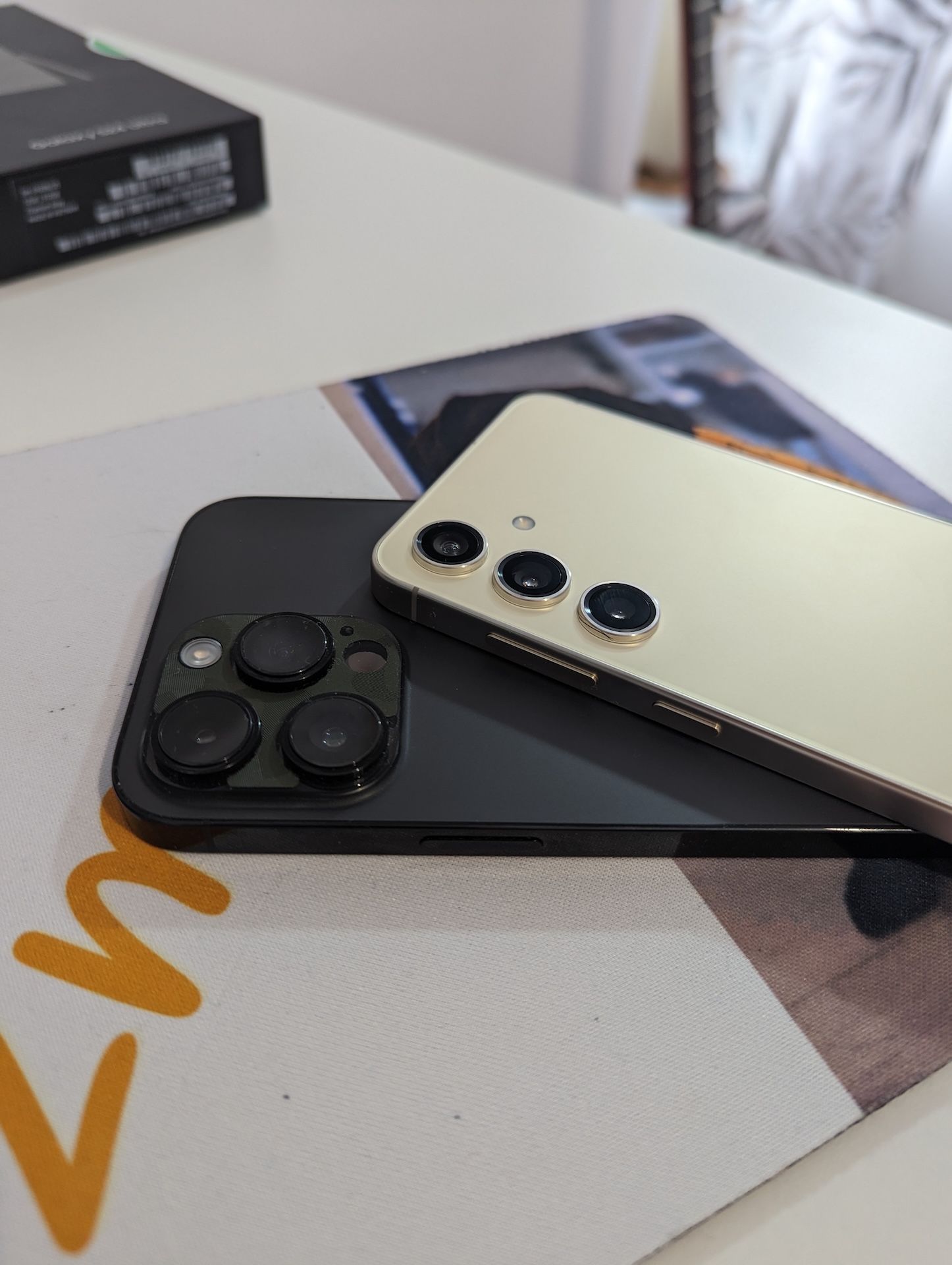 Samsung Galaxy S24 vs iPhone 14 Pro Max în 2025