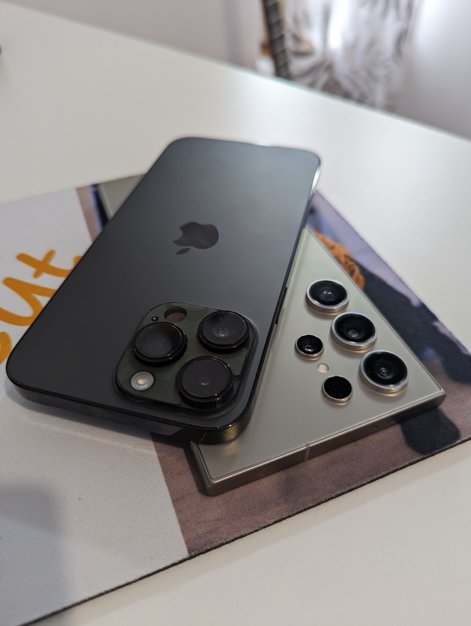 Samsung Galaxy S24 Ultra vs iPhone 14 Pro Max în 2025