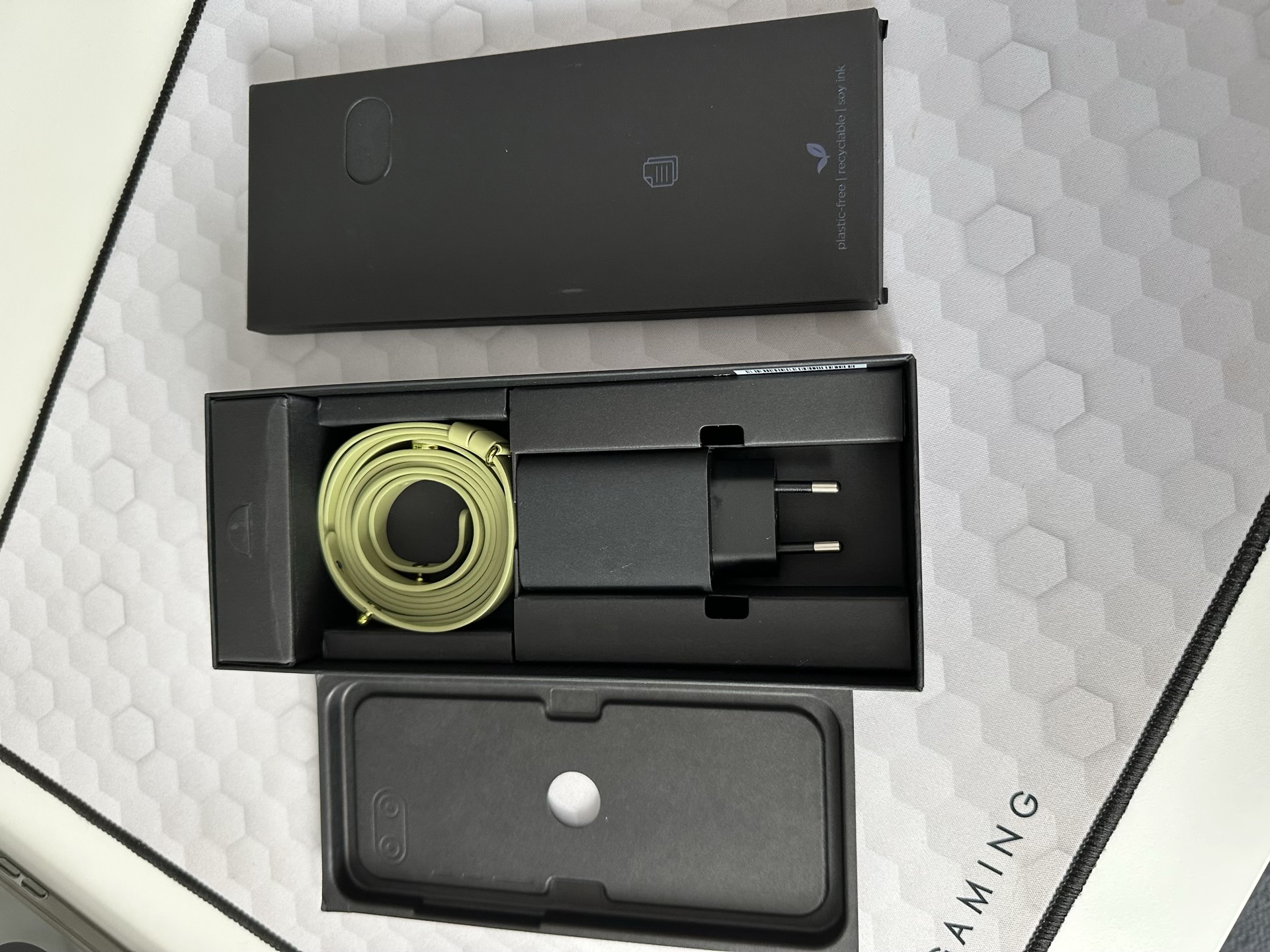 Motorola Razr 50 Ultra: Unboxing și Primele Impresii