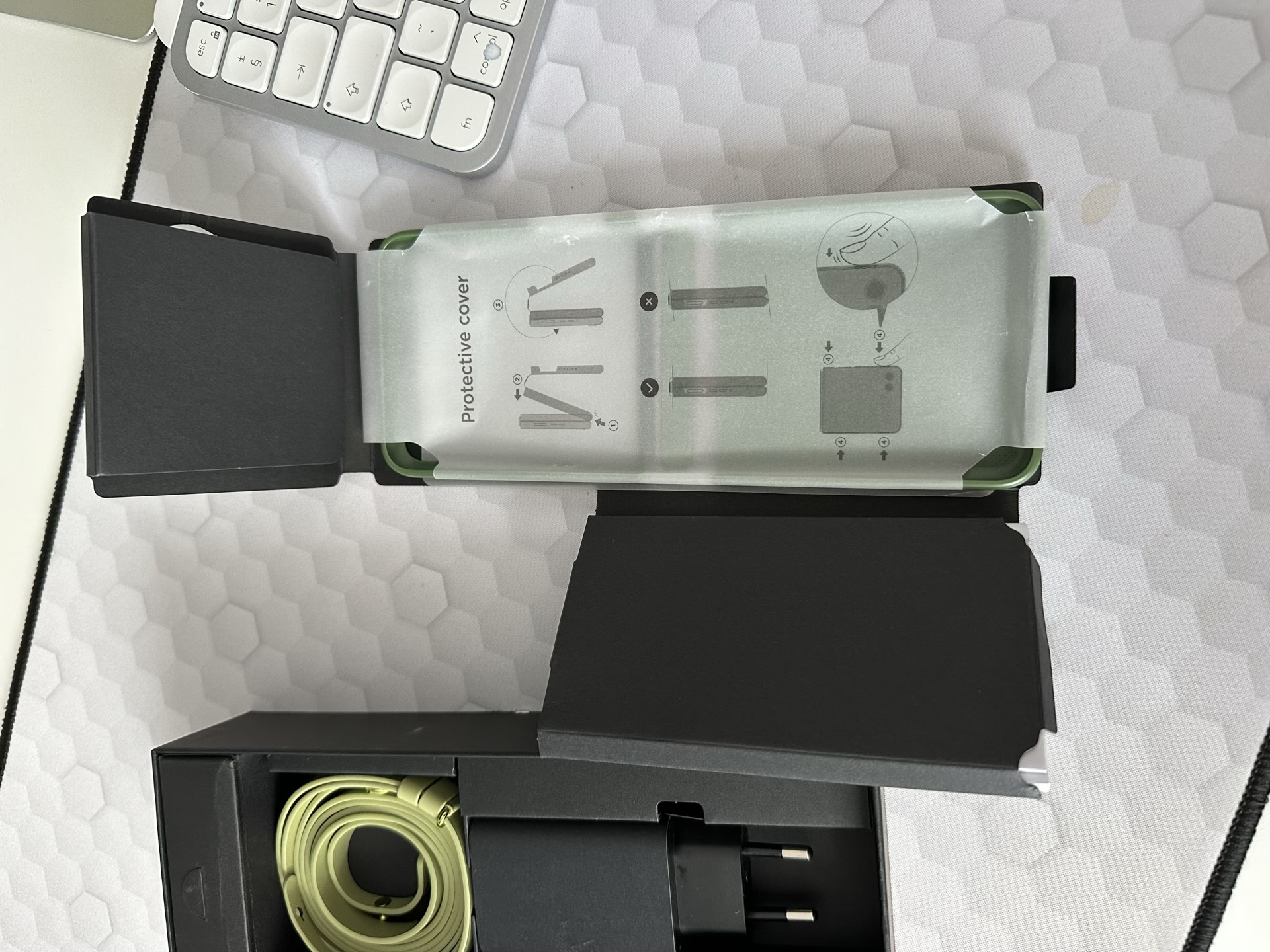 Motorola Razr 50 Ultra: Unboxing și Primele Impresii