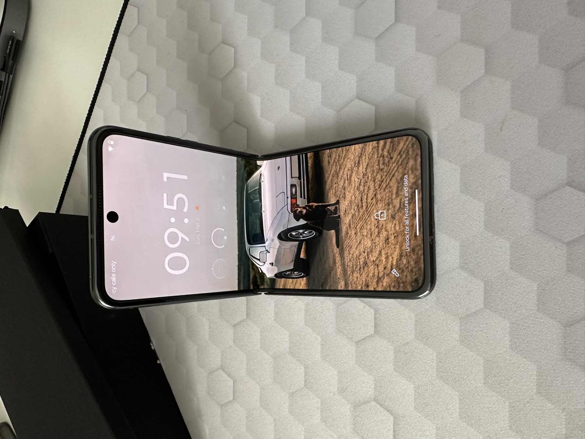 Motorola Razr 50 Ultra: Unboxing și Primele Impresii