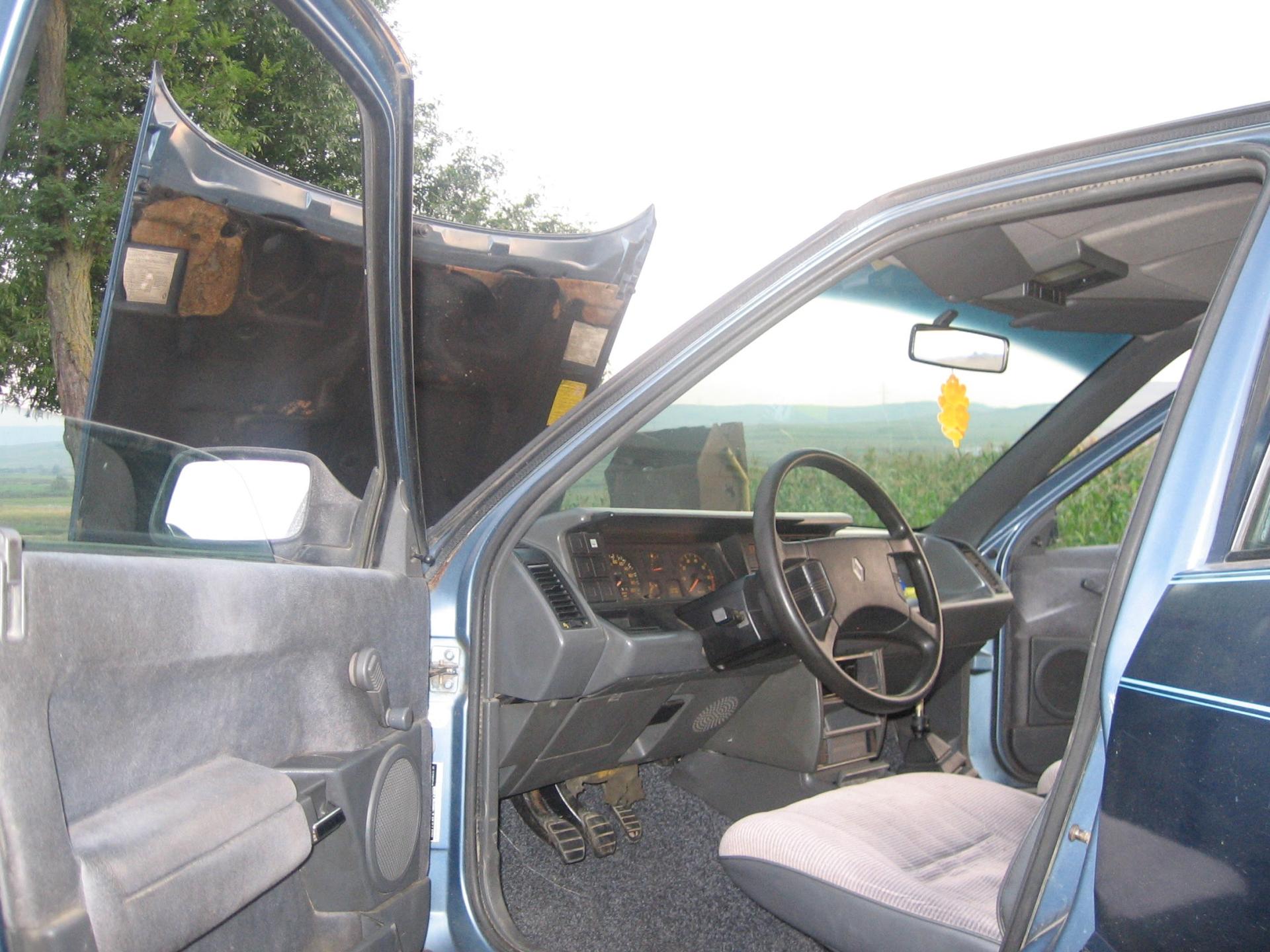 Prima dragoste pe patru roți: Renault Medallion DL (Renault 21)