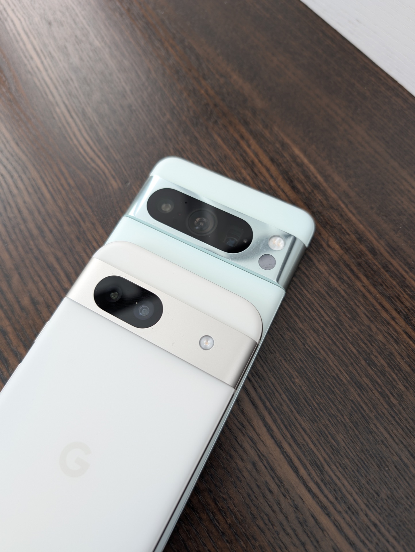 Pixel 8a vs. Pixel 8 Pro: Duelul Fraților Google – Care Este Alegerea Potrivită Pentru Tine?