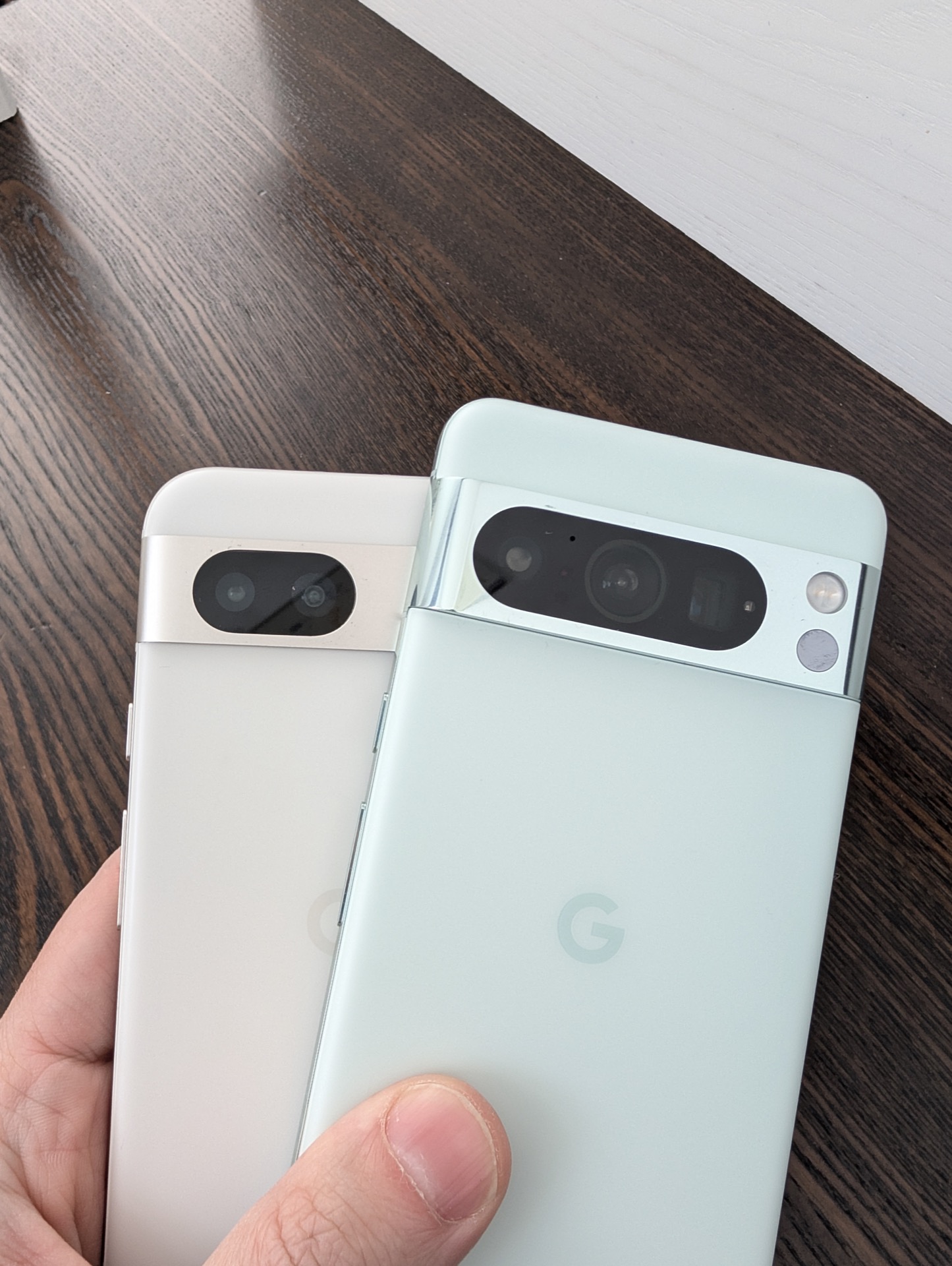 Pixel 8a vs. Pixel 8 Pro: Duelul Fraților Google – Care Este Alegerea Potrivită Pentru Tine?