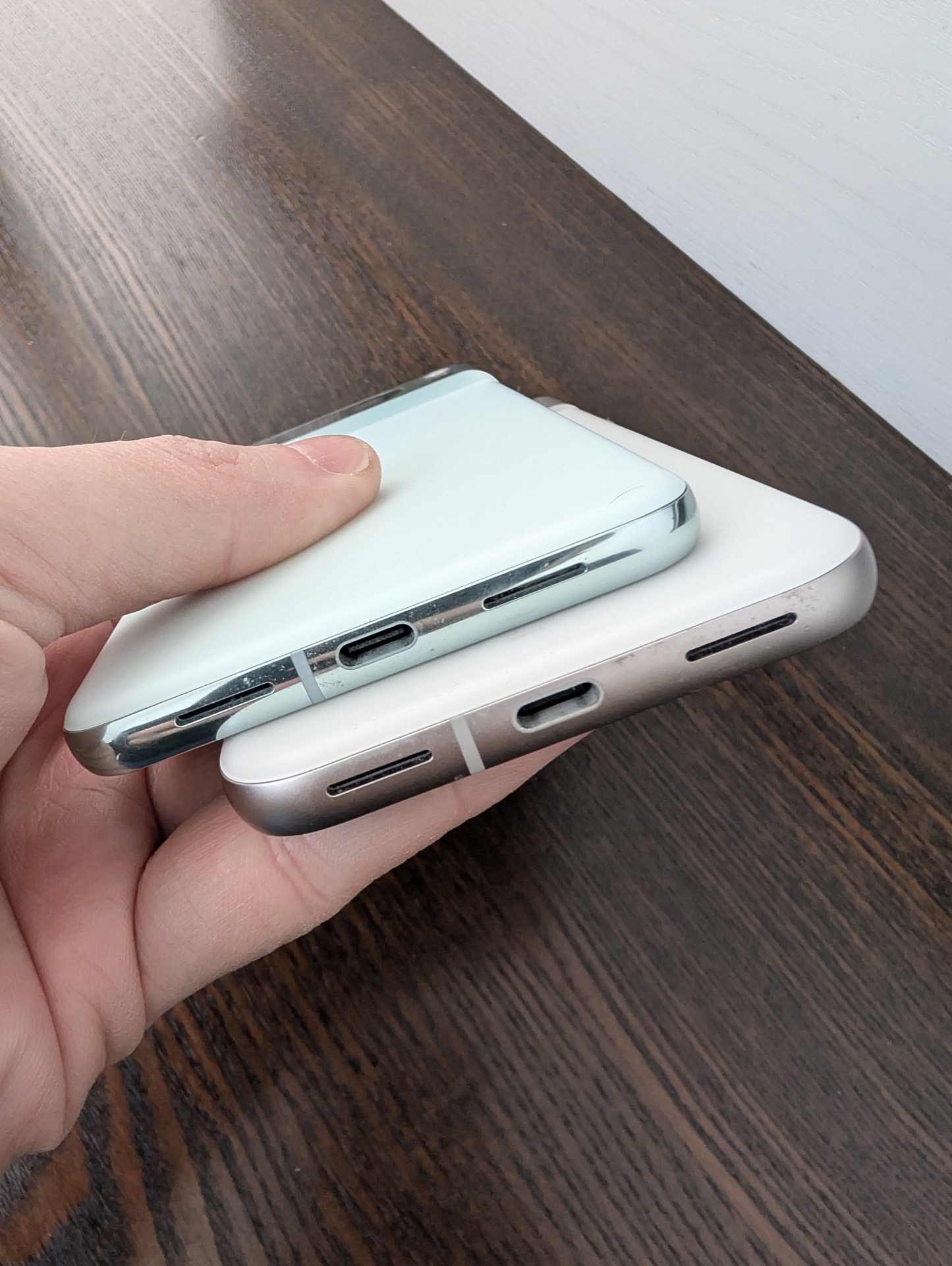 Pixel 8a vs. Pixel 8 Pro: Duelul Fraților Google – Care Este Alegerea Potrivită Pentru Tine?