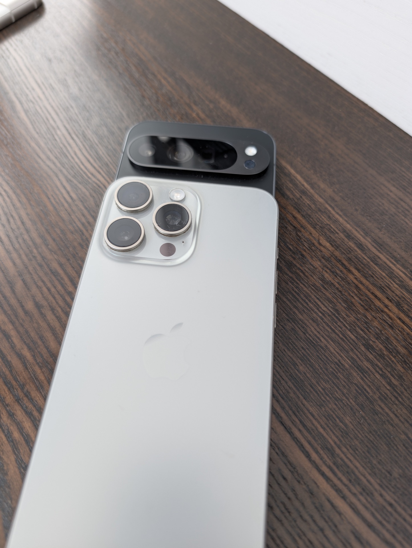 iPhone 15 Pro Max vs. Noul Pixel 9 Pro XL – Ce Alegi în Primăvara 2025?