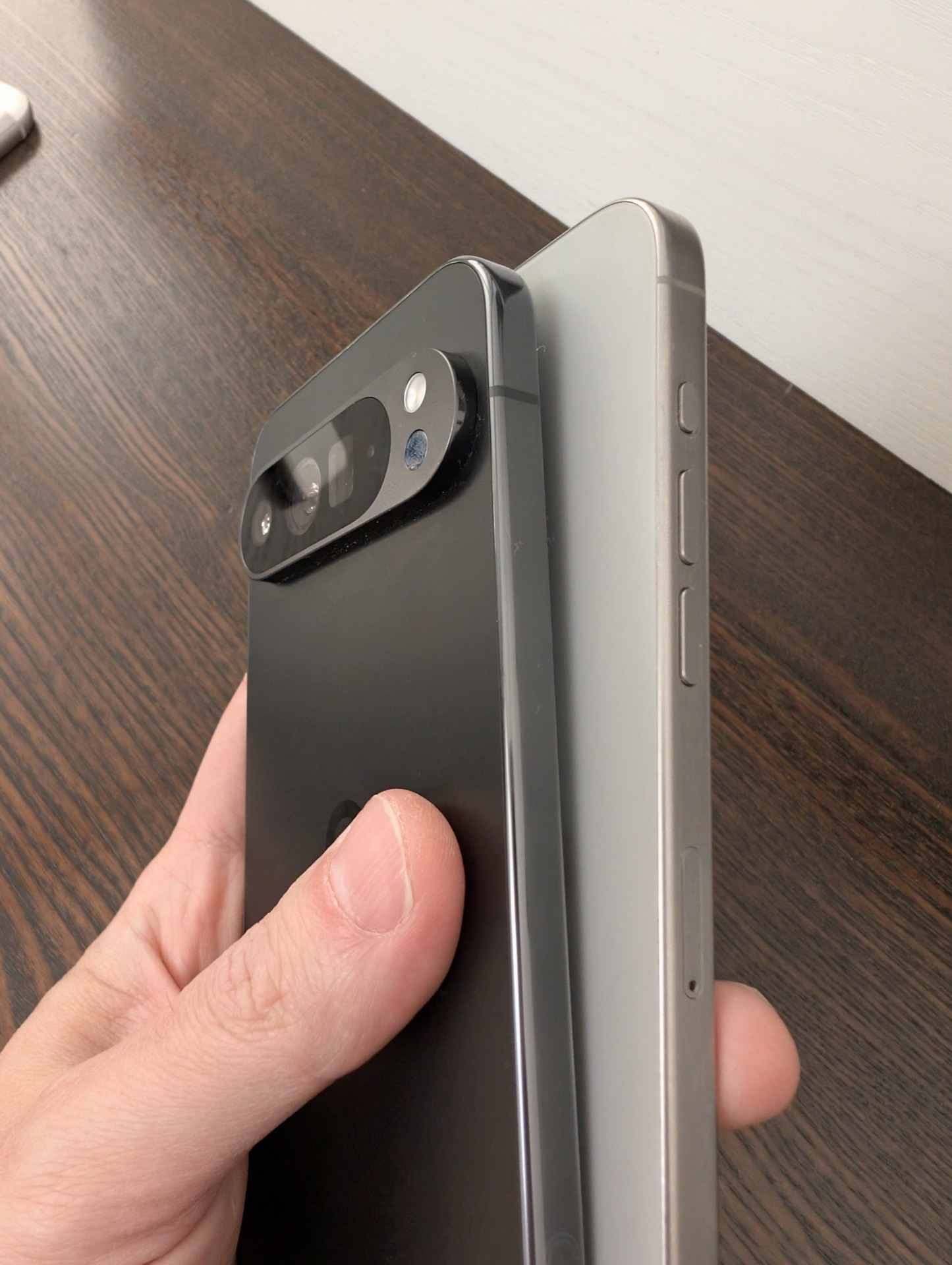 iPhone 15 Pro Max vs. Noul Pixel 9 Pro XL – Ce Alegi în Primăvara 2025?