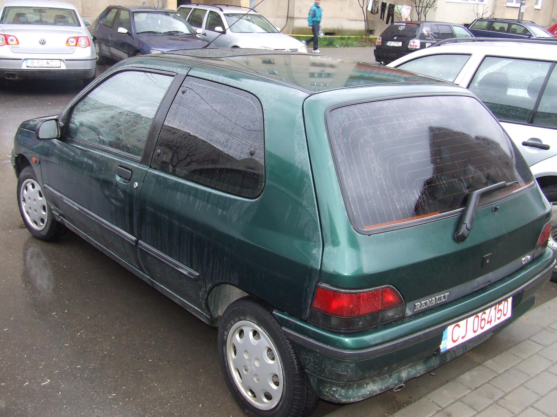 Renault Clio '94: Mai Mult Decât Fiare Vechi – O Poveste de Dragoste, Ulei de Motor și Lecții de Mecanică