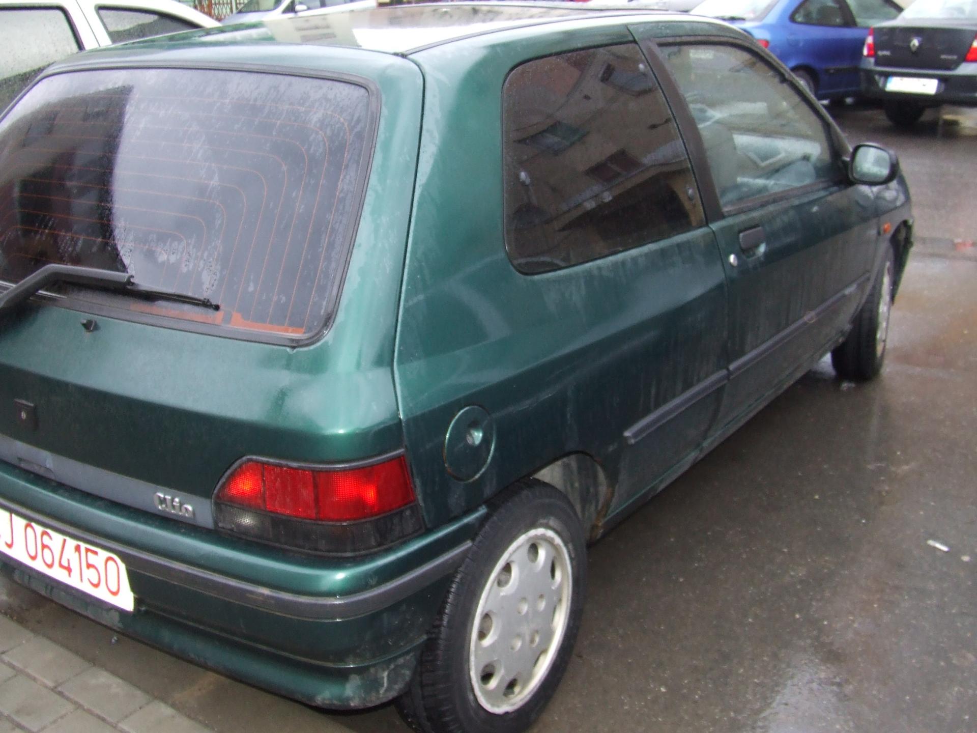 Renault Clio '94: Mai Mult Decât Fiare Vechi – O Poveste de Dragoste, Ulei de Motor și Lecții de Mecanică