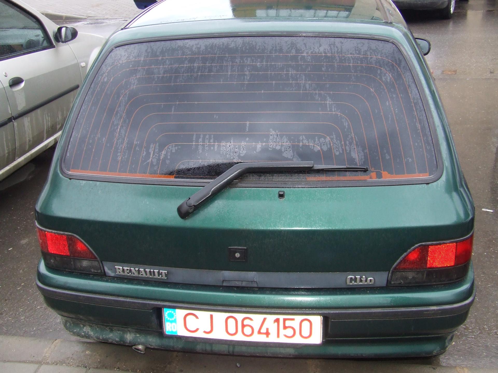 Renault Clio '94: Mai Mult Decât Fiare Vechi – O Poveste de Dragoste, Ulei de Motor și Lecții de Mecanică