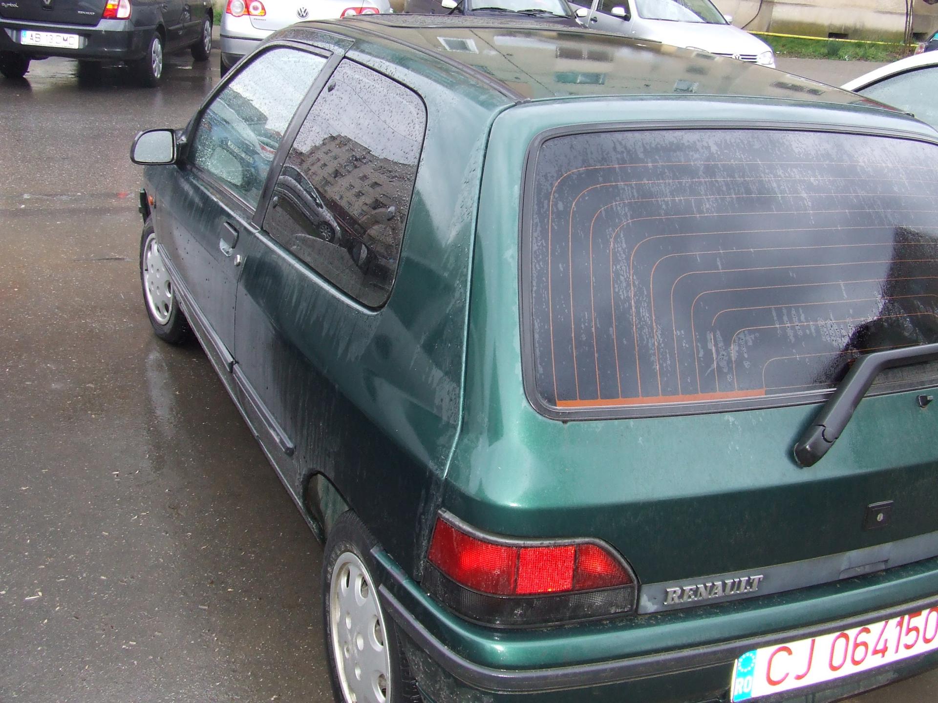 Renault Clio '94: Mai Mult Decât Fiare Vechi – O Poveste de Dragoste, Ulei de Motor și Lecții de Mecanică