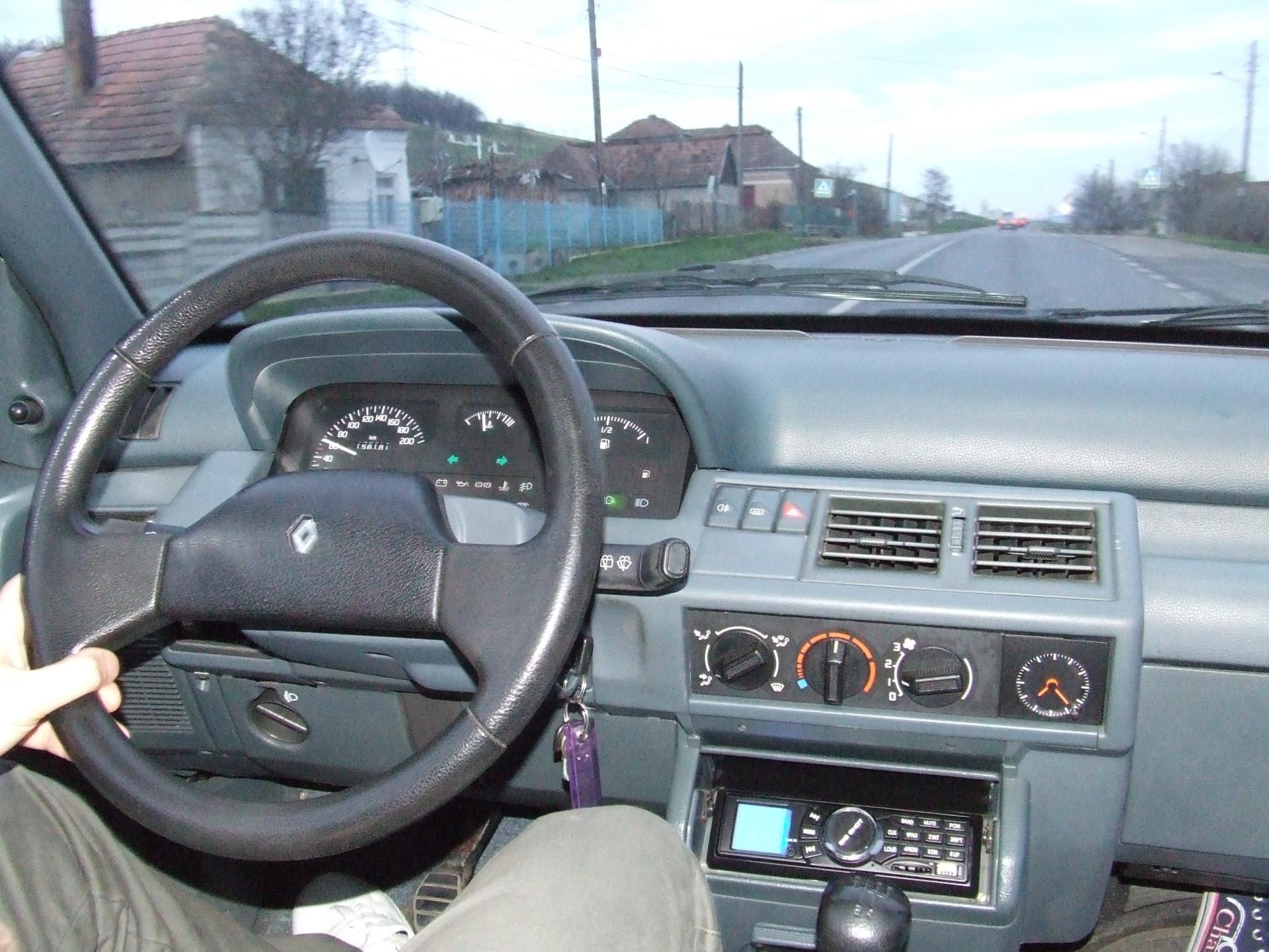 Renault Clio '94: Mai Mult Decât Fiare Vechi – O Poveste de Dragoste, Ulei de Motor și Lecții de Mecanică