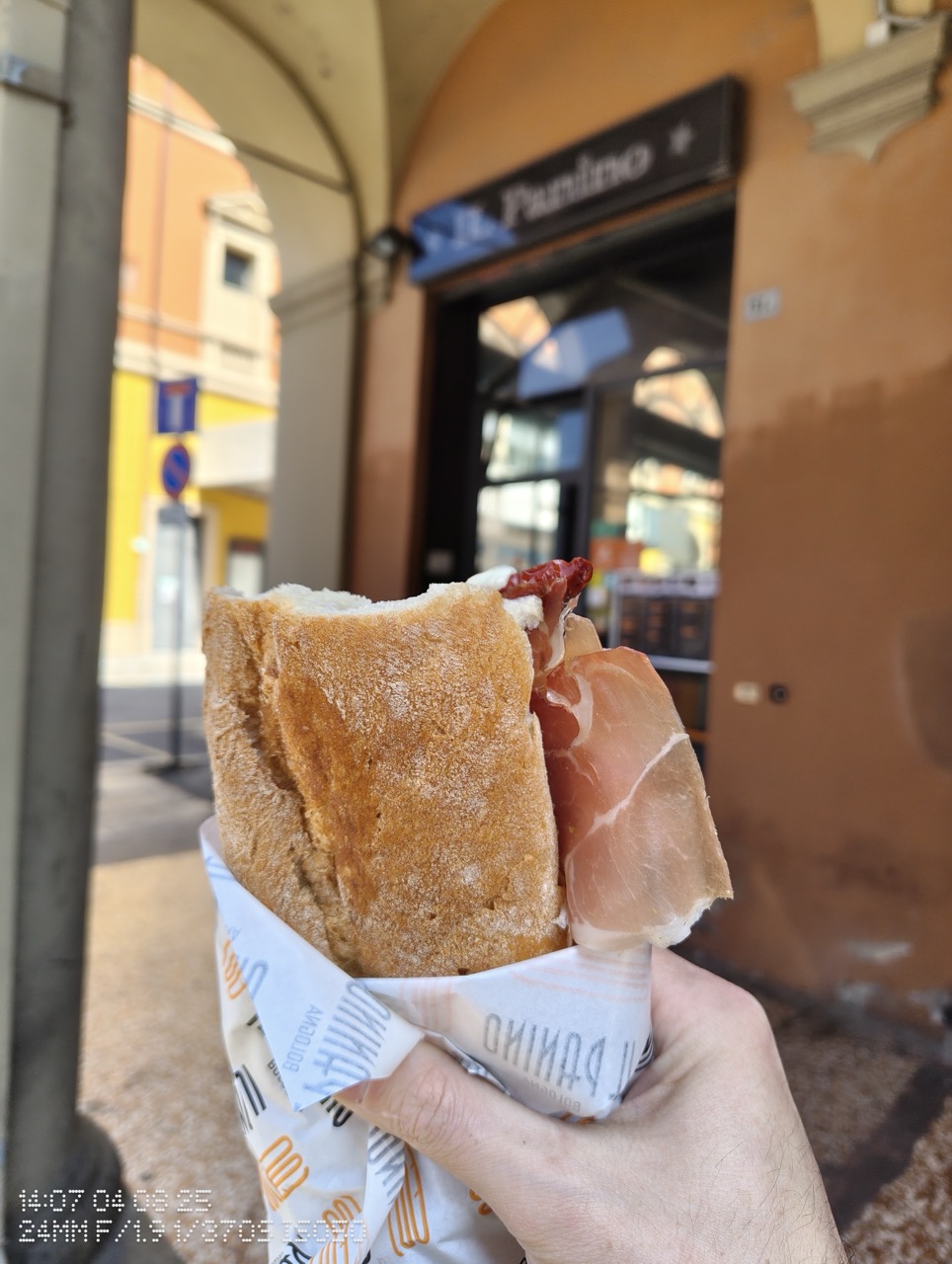 Am Testat Camera Nothing Phone 3a în Bologna: O Surpriză Plăcută la Buget!