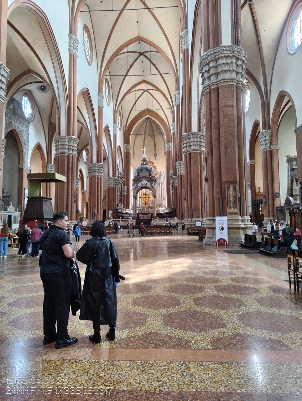 Am Testat Camera Nothing Phone 3a în Bologna: O Surpriză Plăcută la Buget!