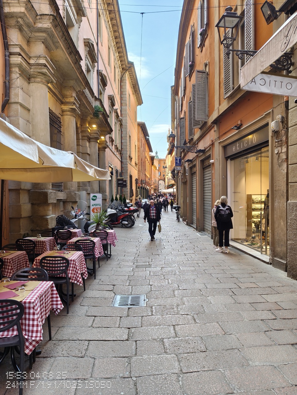 Am Testat Camera Nothing Phone 3a în Bologna: O Surpriză Plăcută la Buget!