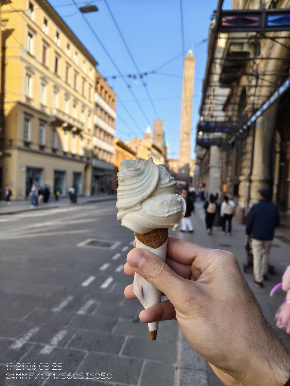 Am Testat Camera Nothing Phone 3a în Bologna: O Surpriză Plăcută la Buget!