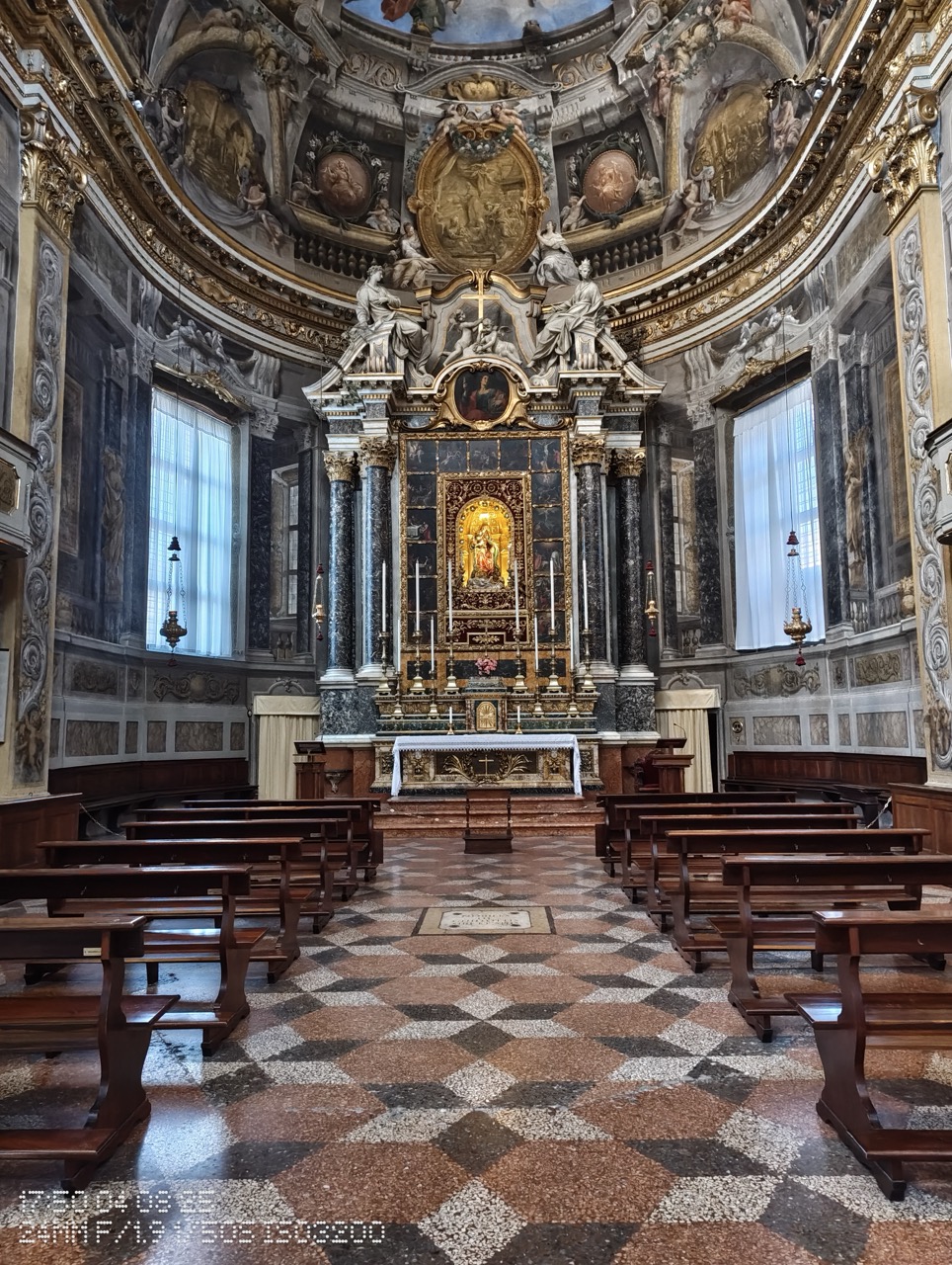 Am Testat Camera Nothing Phone 3a în Bologna: O Surpriză Plăcută la Buget!