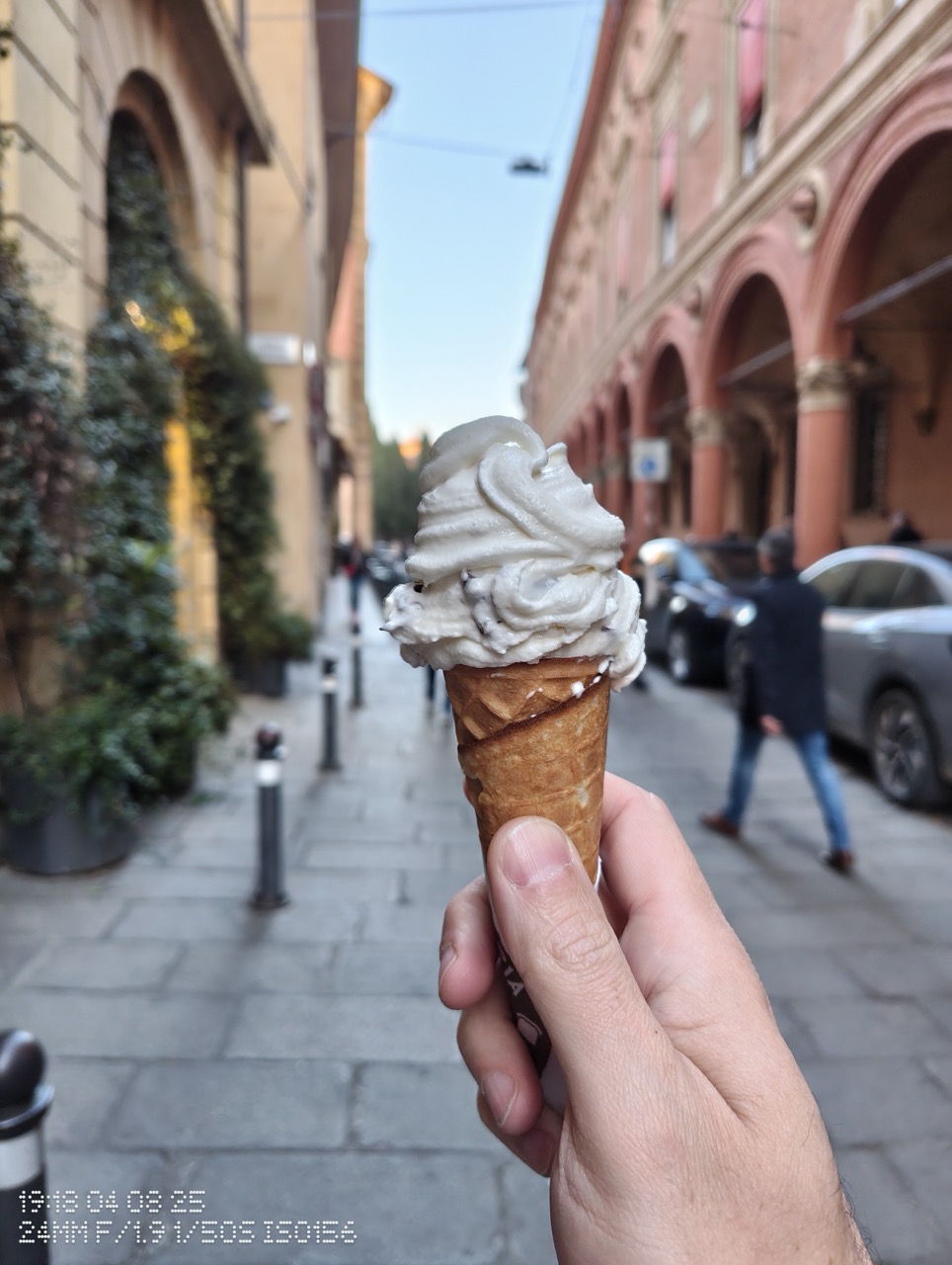 Am Testat Camera Nothing Phone 3a în Bologna: O Surpriză Plăcută la Buget!