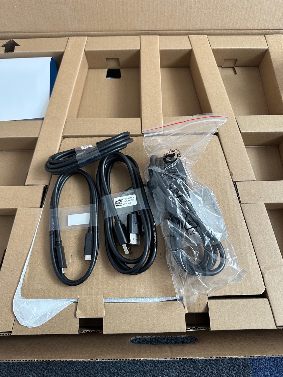 Dell P2724DEB, căutarea monitorului ideal s-a încheiat cu… greață?