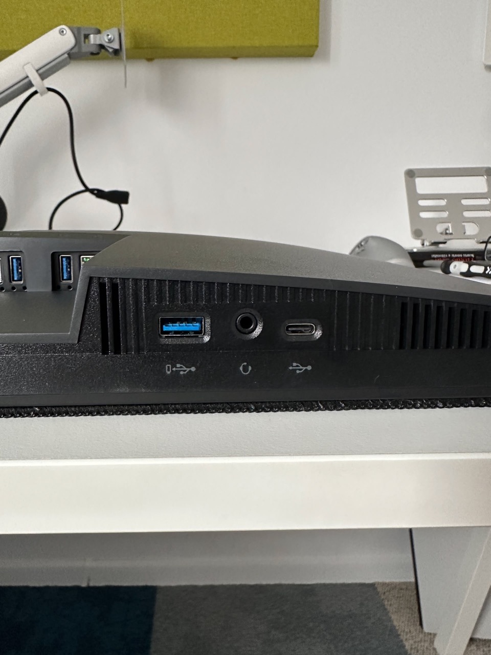 Dell P2724DEB, căutarea monitorului ideal s-a încheiat cu… greață?