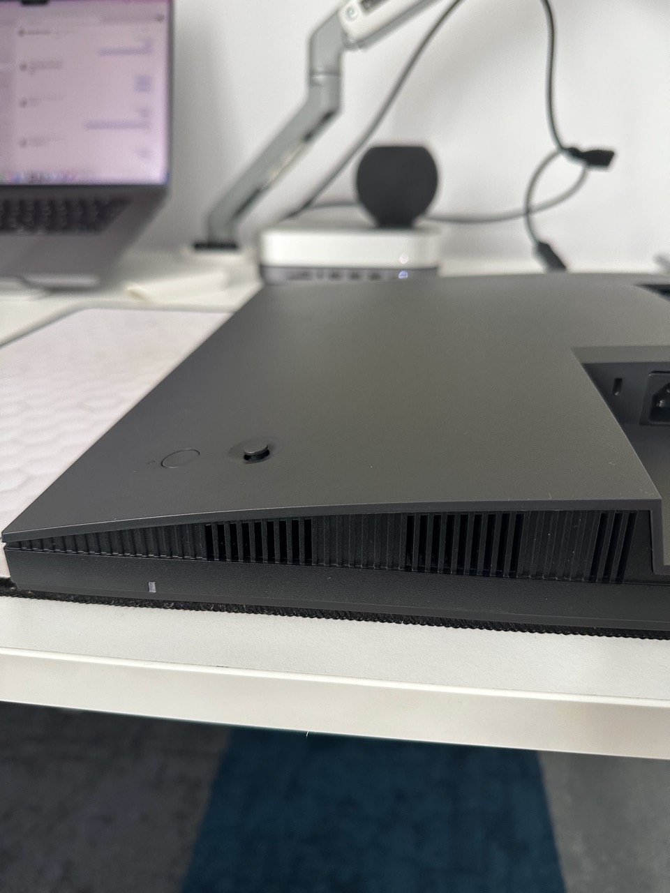 Dell P2724DEB, căutarea monitorului ideal s-a încheiat cu… greață?