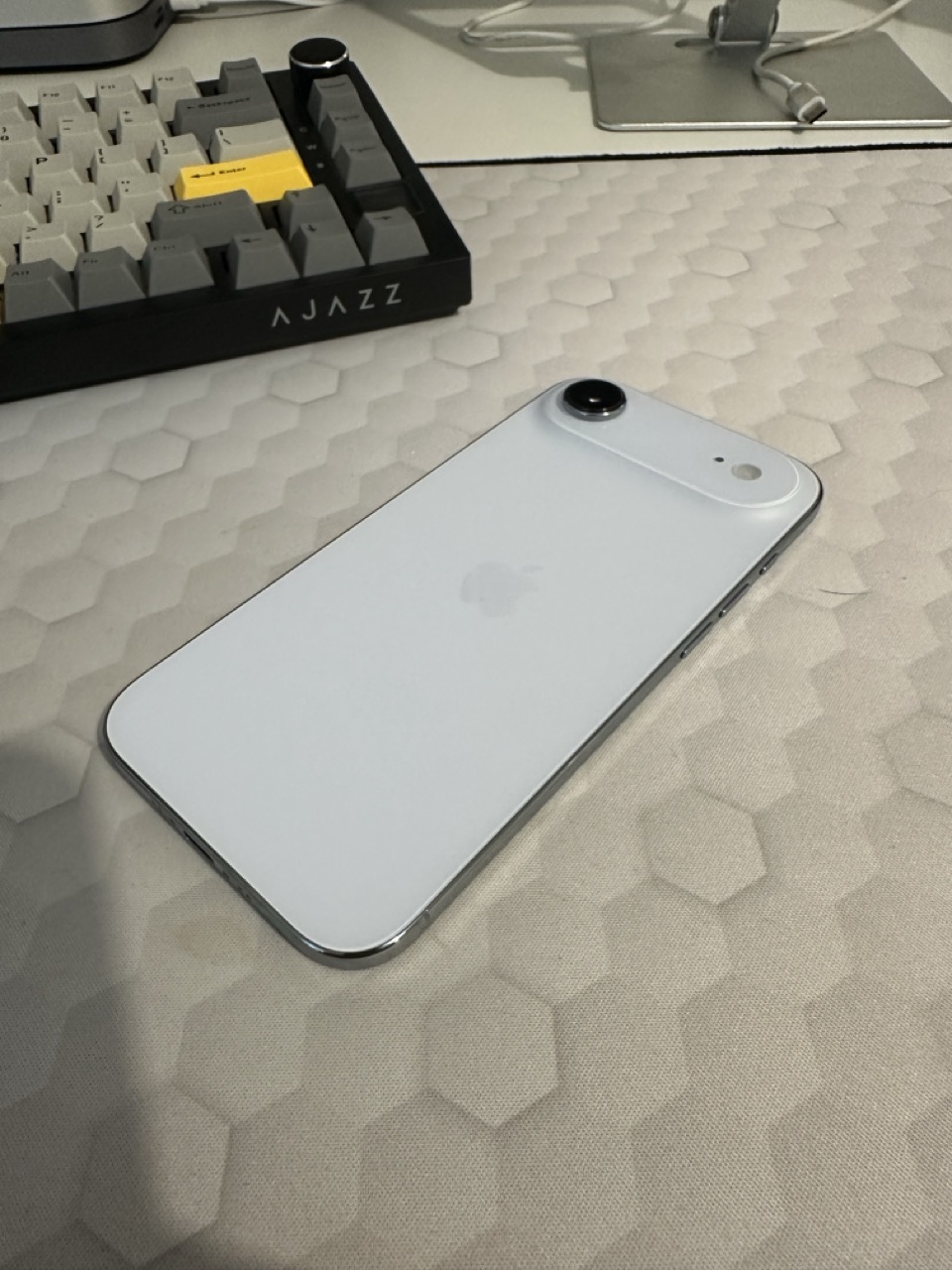 Recenzie iPhone Air: Impresionant de Subțire, dar Enervant de Instabil