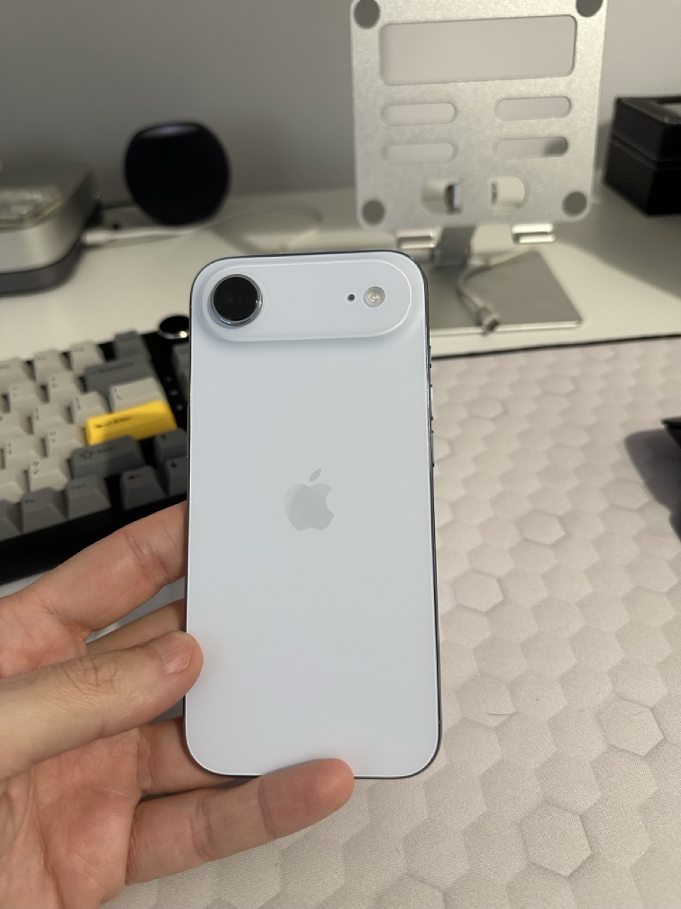 Recenzie iPhone Air: Impresionant de Subțire, dar Enervant de Instabil