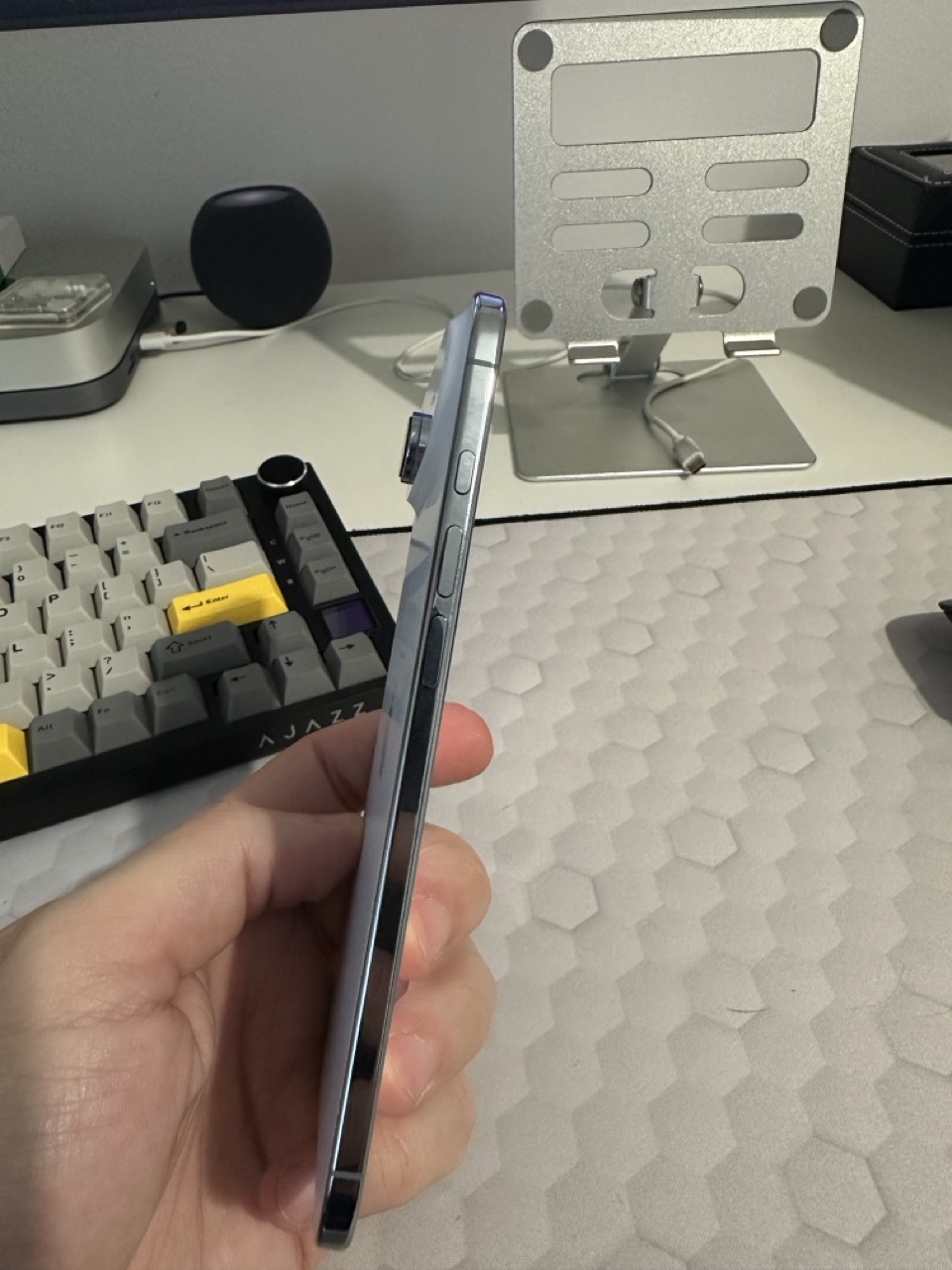 Recenzie iPhone Air: Impresionant de Subțire, dar Enervant de Instabil