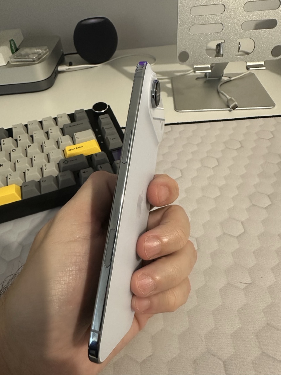 Recenzie iPhone Air: Impresionant de Subțire, dar Enervant de Instabil