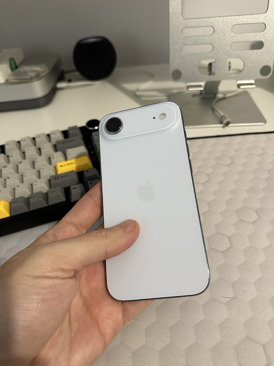Recenzie iPhone Air: Impresionant de Subțire, dar Enervant de Instabil