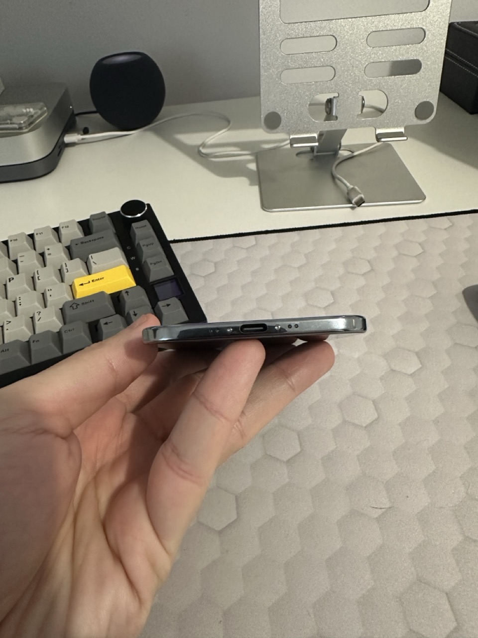 Recenzie iPhone Air: Impresionant de Subțire, dar Enervant de Instabil