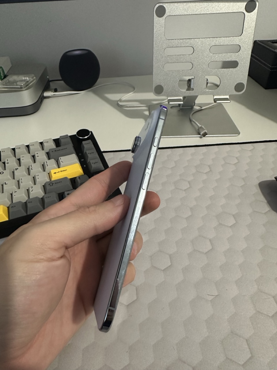 Recenzie iPhone Air: Impresionant de Subțire, dar Enervant de Instabil