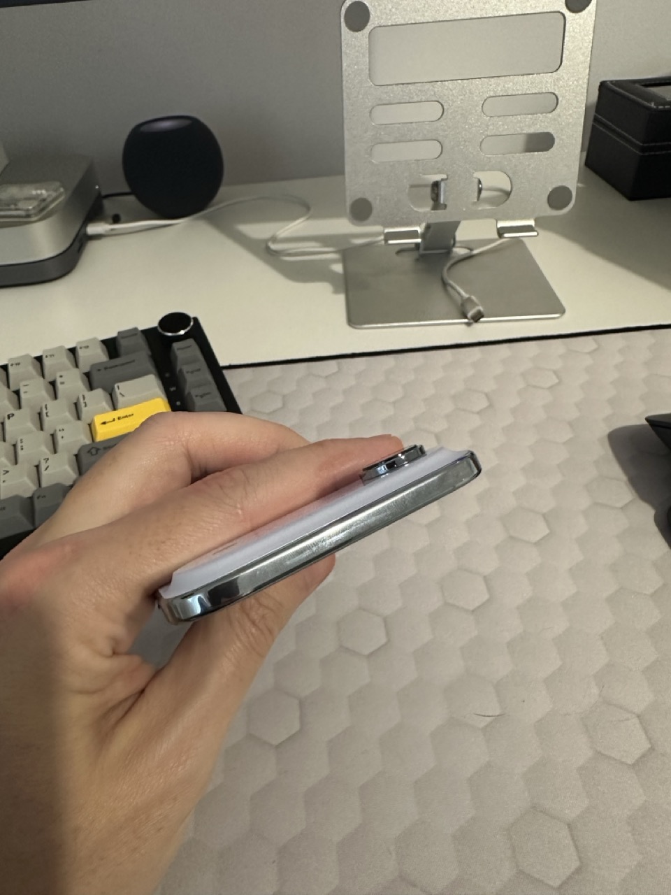 Recenzie iPhone Air: Impresionant de Subțire, dar Enervant de Instabil