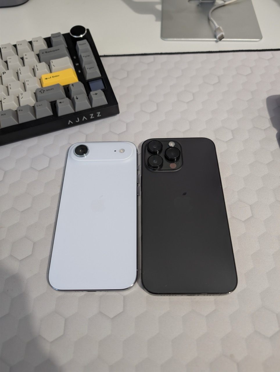 iPhone Air vs iPhone 14 Pro Max: Am Renunțat la "Tanc" pentru "Pană". Merită?