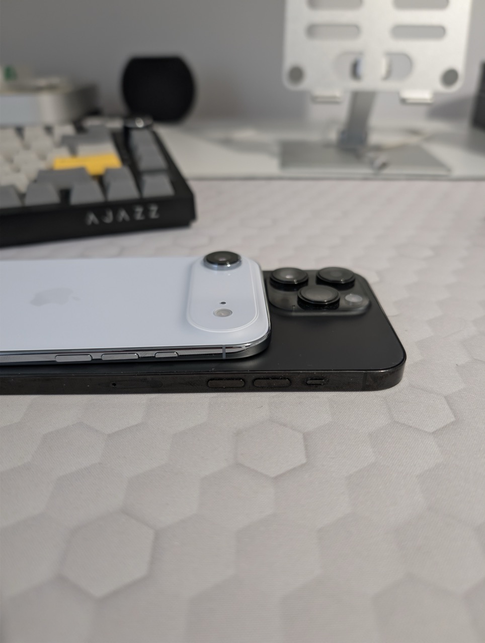 iPhone Air vs iPhone 14 Pro Max: Am Renunțat la "Tanc" pentru "Pană". Merită?