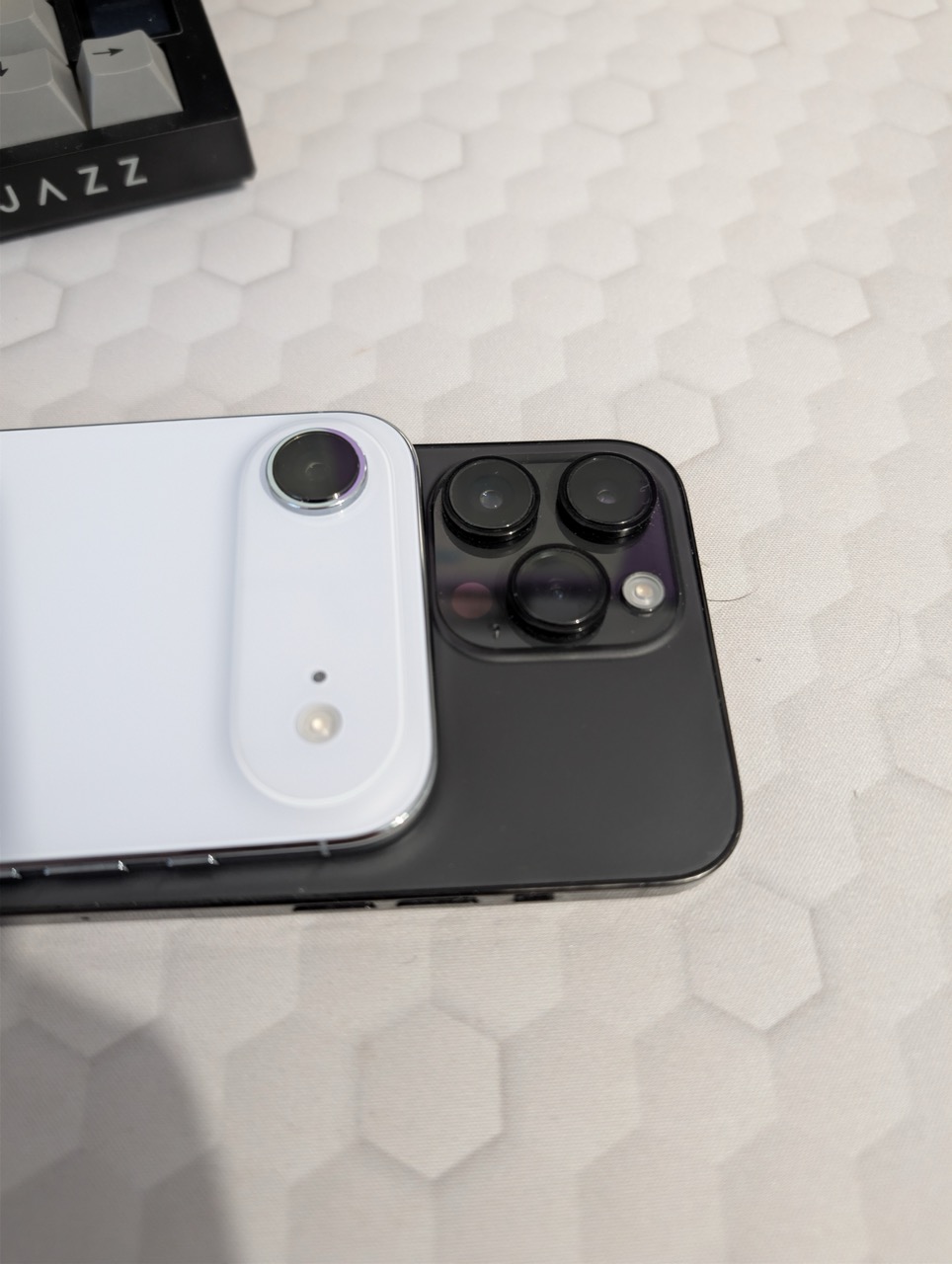 iPhone Air vs iPhone 14 Pro Max: Am Renunțat la "Tanc" pentru "Pană". Merită?