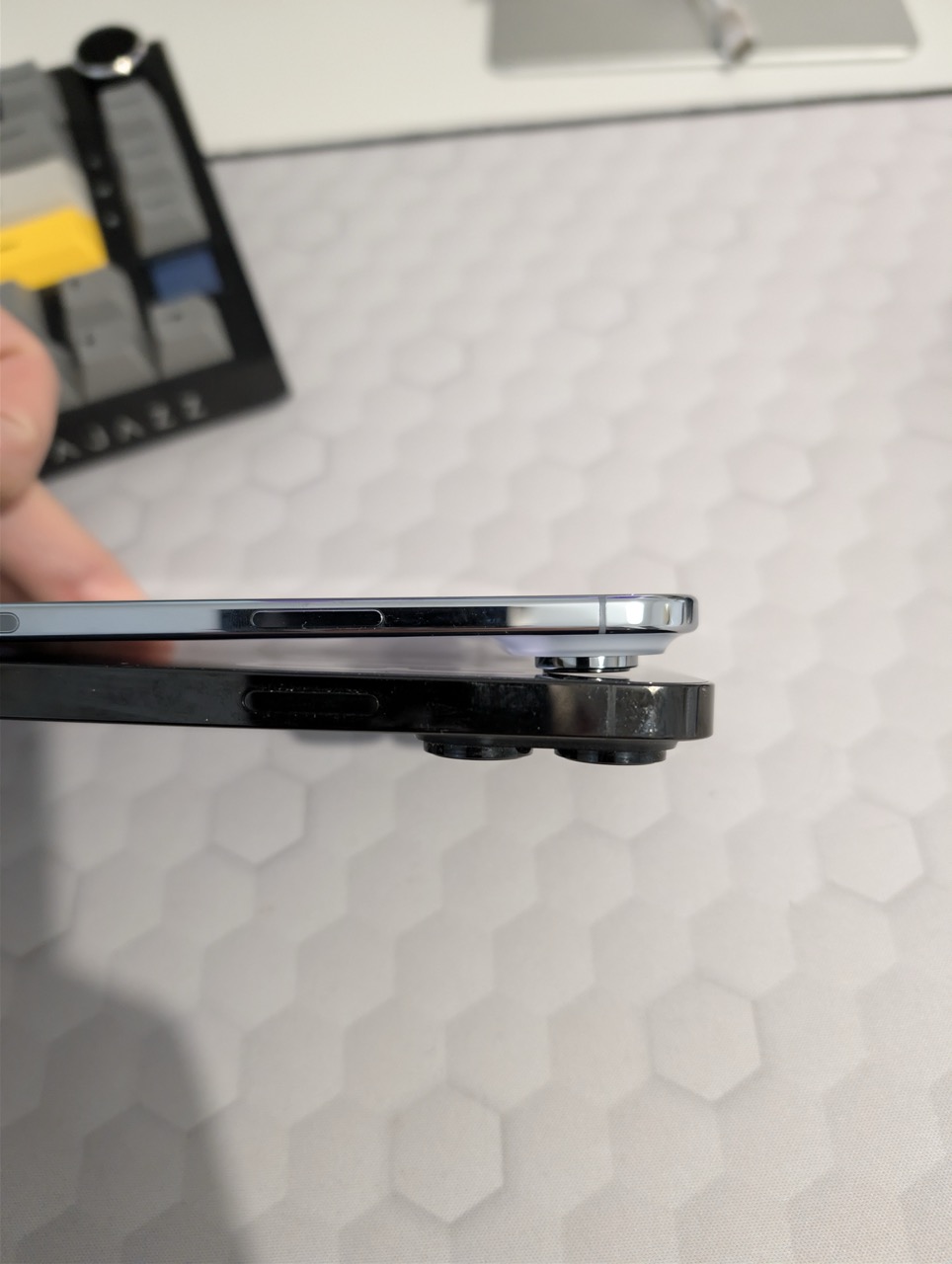 iPhone Air vs iPhone 14 Pro Max: Am Renunțat la "Tanc" pentru "Pană". Merită?