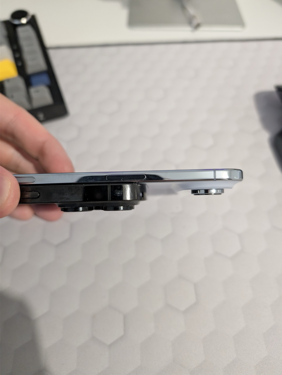 iPhone Air vs iPhone 14 Pro Max: Am Renunțat la "Tanc" pentru "Pană". Merită?