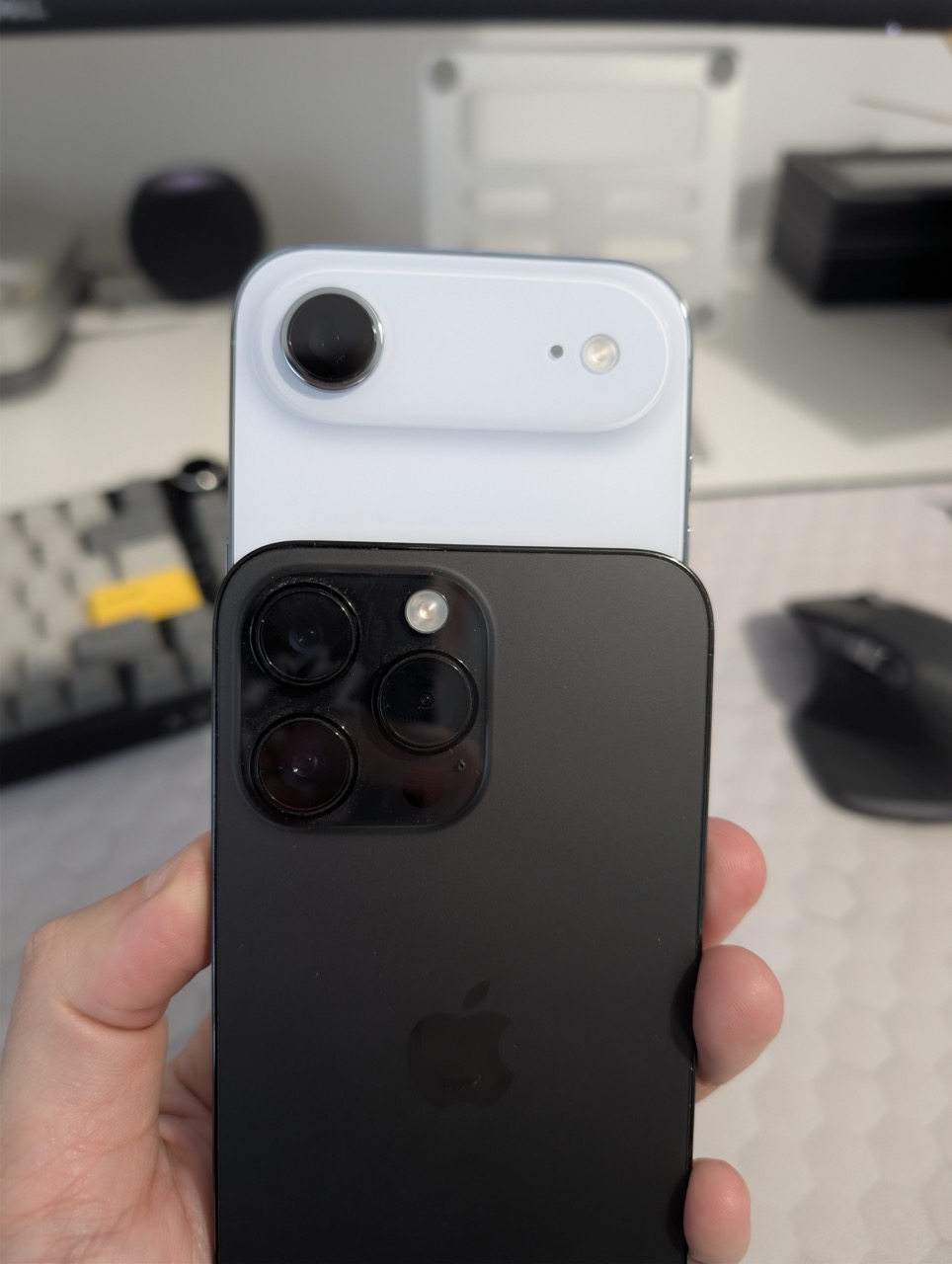 iPhone Air vs iPhone 14 Pro Max: Am Renunțat la "Tanc" pentru "Pană". Merită?