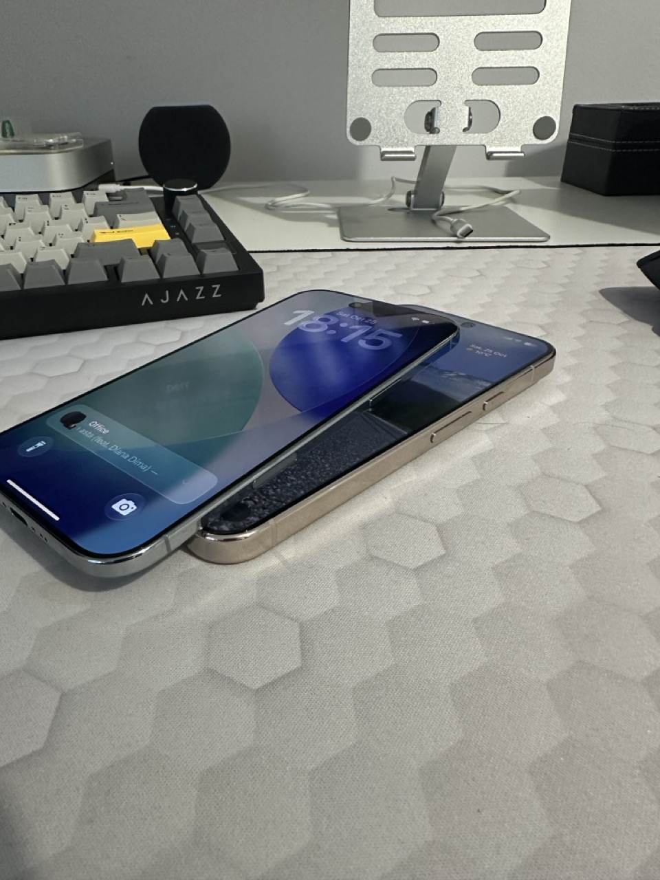 iPhone Air vs Google Pixel 10 Pro XL: Eleganță Pură sau Inteligență Brută?