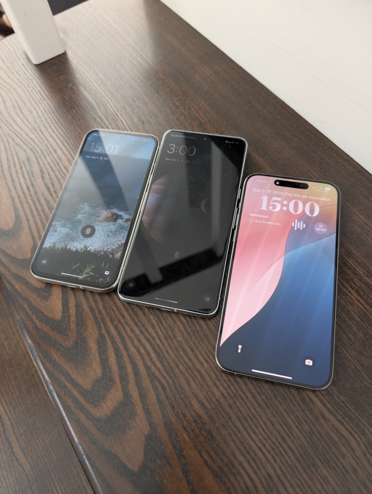 Pixel 8a vs Pixel 8 Pro vs iPhone 15 Pro Max: Comparația Absurdă