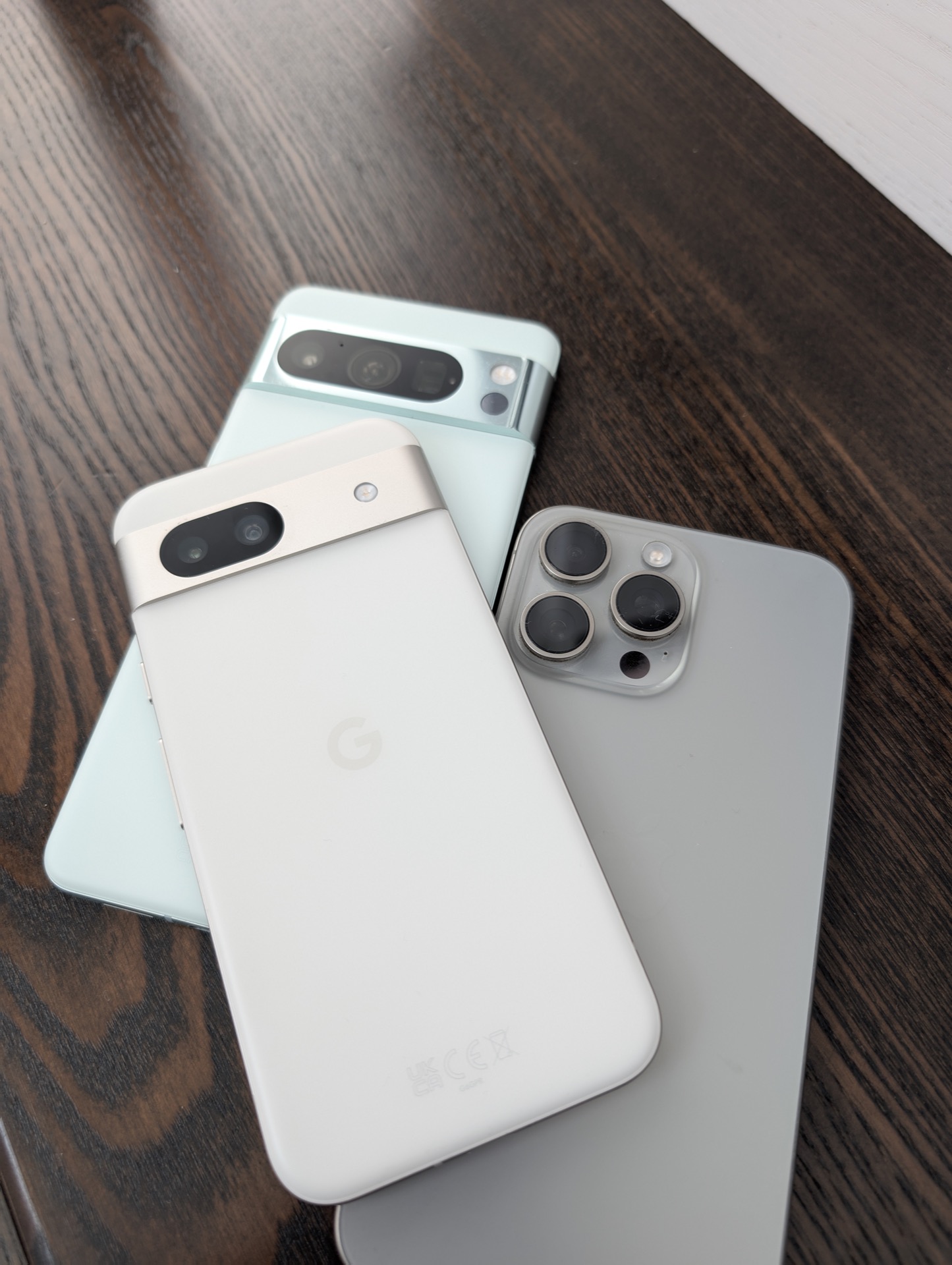 Pixel 8a vs Pixel 8 Pro vs iPhone 15 Pro Max: Comparația Absurdă