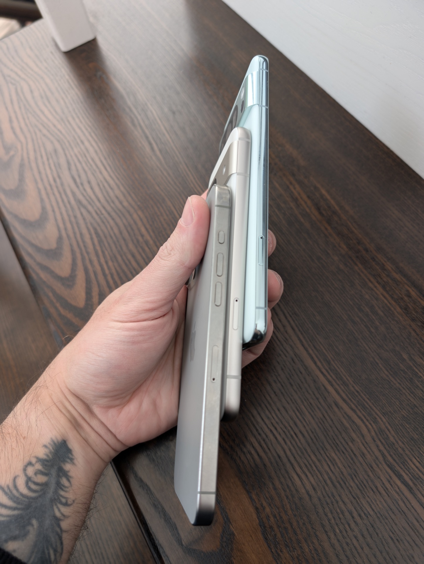 Pixel 8a vs Pixel 8 Pro vs iPhone 15 Pro Max: Comparația Absurdă